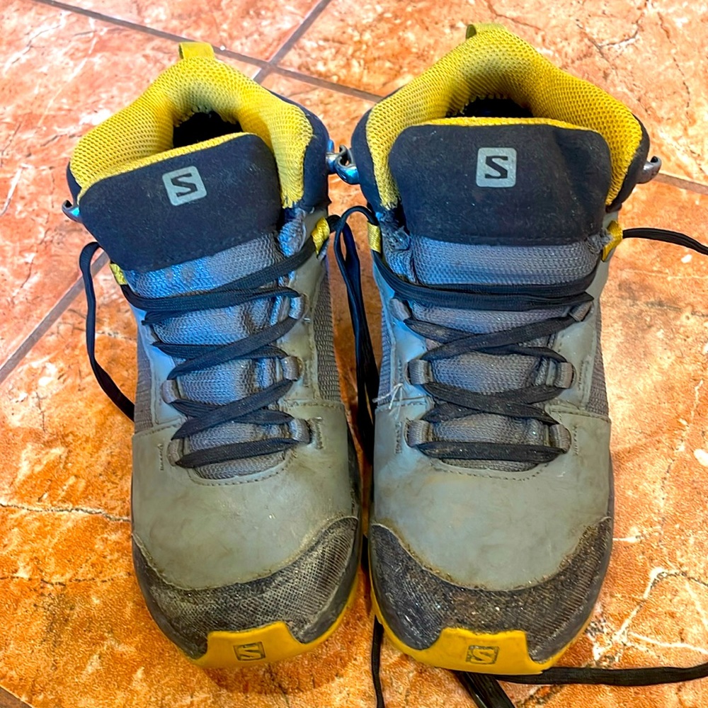 Salomon Kids US size 2 waterproof Hiking boots